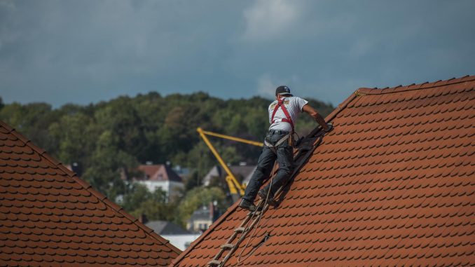 Le nettoyage de la toiture : indispensable pour votre maison