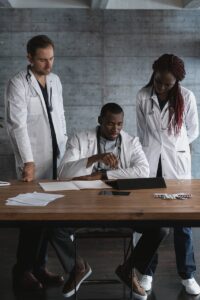Une équipe de médecins diversifiés collaborant à la recherche médicale dans un espace de travail moderne.