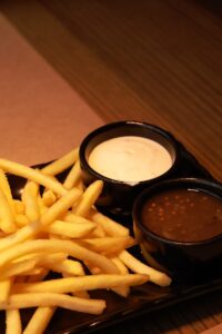 une assiette de frites et de sauce