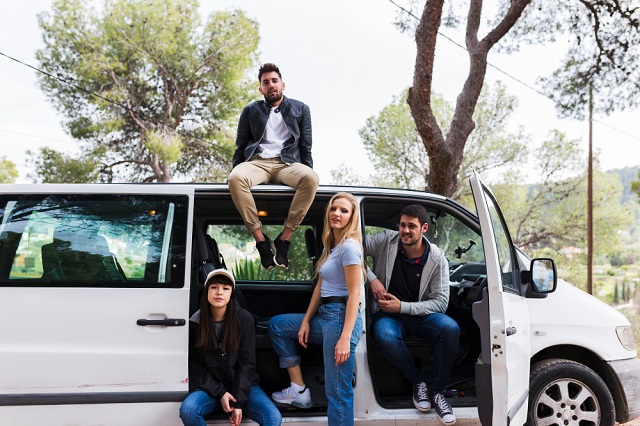 Comment faire une location minibus Abidjan pour un voyage en groupe